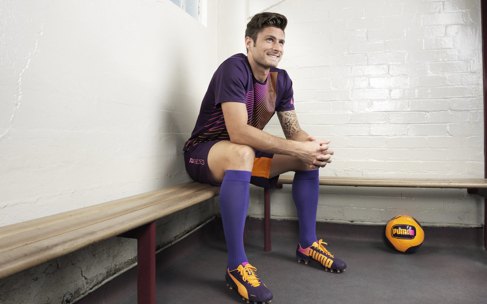 足球比赛现场掌声不断，气氛热烈，足球比赛现场掌声不断,气氛热烈怎么形容